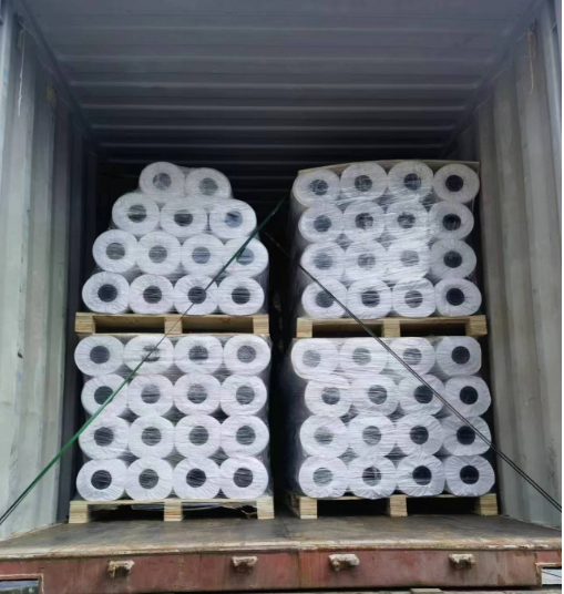 Membrana preaplicada autoadhesiva de HDPE de 2,4 m de ancho lista para su envío.