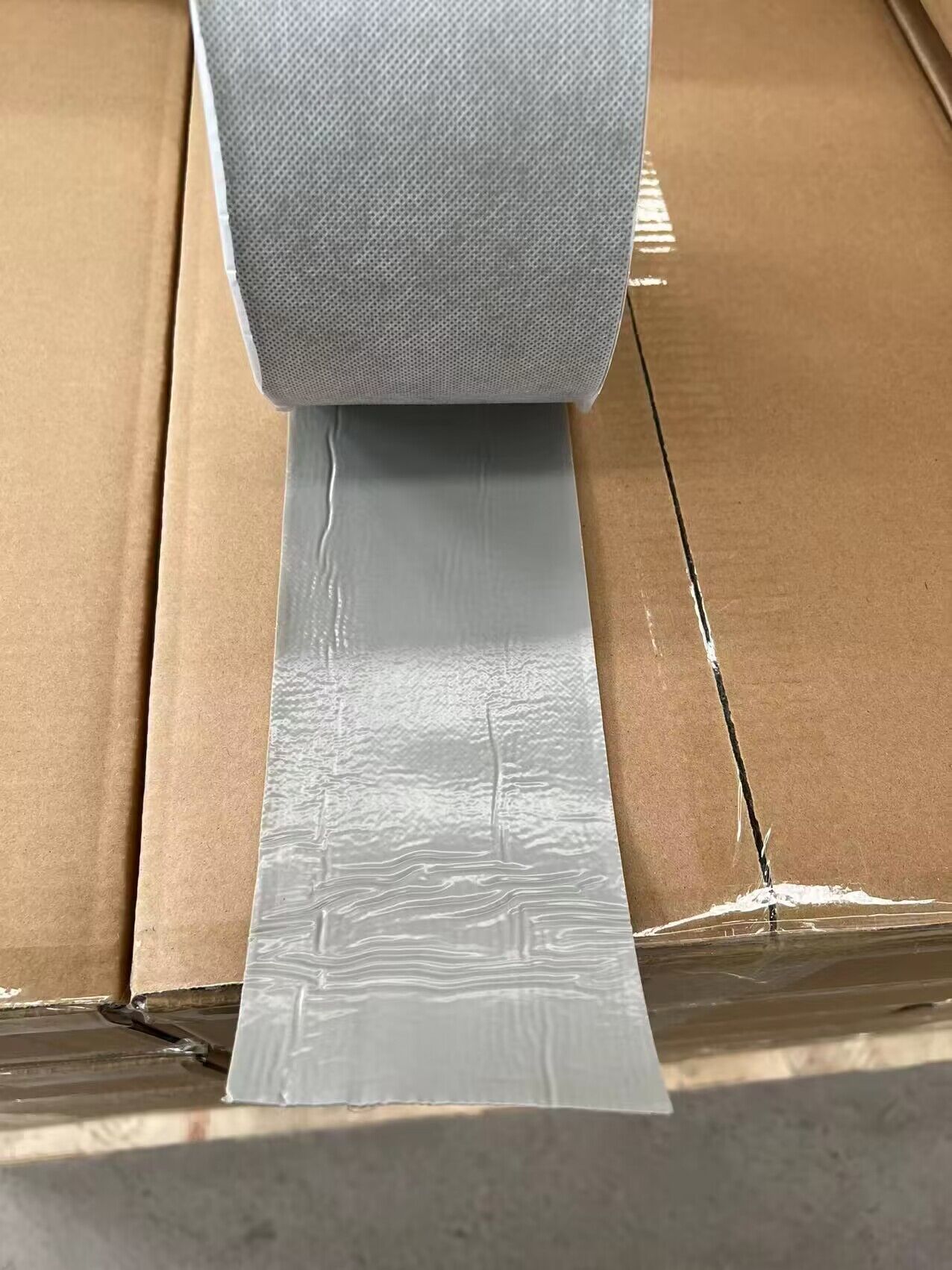 La cinta de butilo de un solo lado con superficie textil no tejida está lista para su envío.